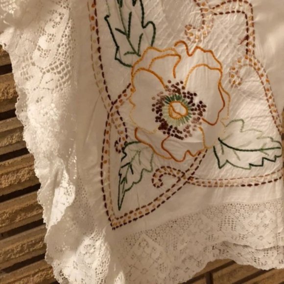 Vintage Embroidered Luncheon Cloth - Kitchen Tablecloth - Dining - Lace - Picture 4 of 10